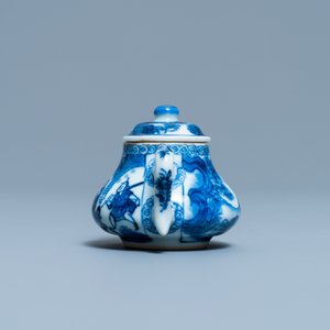 Een kleine Chinese blauw-witte theepot met deksel, Kangxi — foto 3