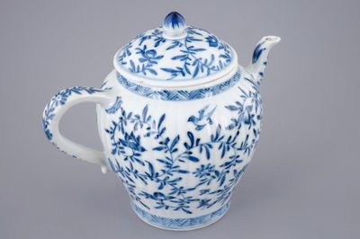 Een kleine Chinese blauw-witte theepot met deksel, Kangxi