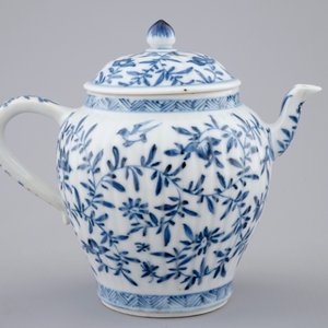 Een kleine Chinese blauw-witte theepot met deksel, Kangxi — foto 4