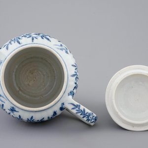 Een kleine Chinese blauw-witte theepot met deksel, Kangxi — foto 6