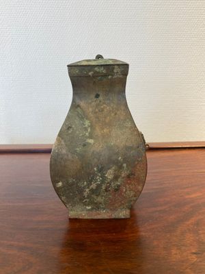 Een kleine Chinese bronzen rituele 'fang hu' dekselvaas, Periode der Strijdende Staten — foto 1