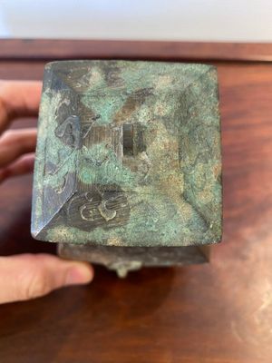 Een kleine Chinese bronzen rituele 'fang hu' dekselvaas, Periode der Strijdende Staten — foto 5