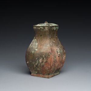 Een kleine Chinese bronzen rituele 'fang hu' dekselvaas, Periode der Strijdende Staten — foto 1