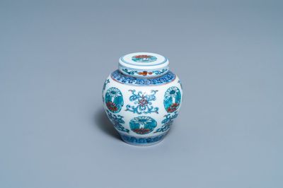 Een kleine Chinese doucai dekselpot, Yongzheng merk, Republiek