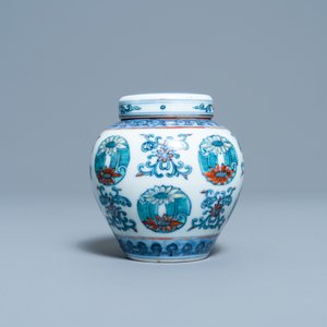 Een kleine Chinese doucai dekselpot, Yongzheng merk, Republiek — foto 3