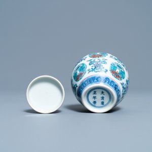 Een kleine Chinese doucai dekselpot, Yongzheng merk, Republiek — foto 7