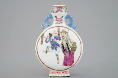 Een kleine Chinese famille rose moonflask, vroeg 19e eeuw