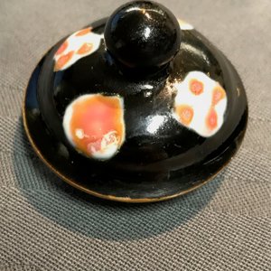Een kleine Chinese famille rose theepot met zwarte fondkleur, Yongzheng/Qianlong — foto 12