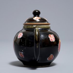 Een kleine Chinese famille rose theepot met zwarte fondkleur, Yongzheng/Qianlong — foto 5