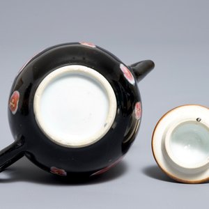Een kleine Chinese famille rose theepot met zwarte fondkleur, Yongzheng/Qianlong — foto 7