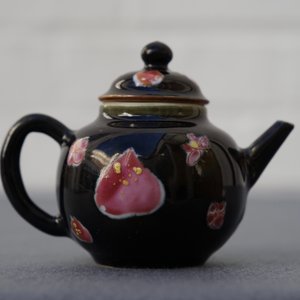 Een kleine Chinese famille rose theepot met zwarte fondkleur, Yongzheng/Qianlong — foto 9