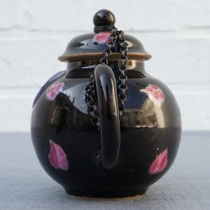 Een kleine Chinese famille rose theepot met zwarte fondkleur, Yongzheng/Qianlong — foto 15