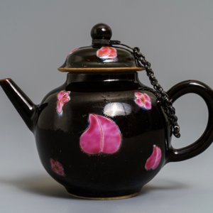 Een kleine Chinese famille rose theepot met zwarte fondkleur, Yongzheng/Qianlong — foto 2