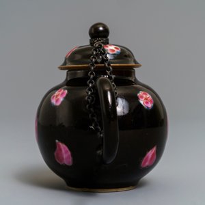 Een kleine Chinese famille rose theepot met zwarte fondkleur, Yongzheng/Qianlong — foto 5
