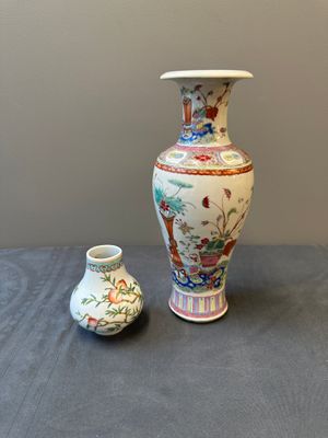 Een kleine Chinese famille rose vaas met negen perziken en een vaas met kostbaarheden, 19e eeuw — foto 1