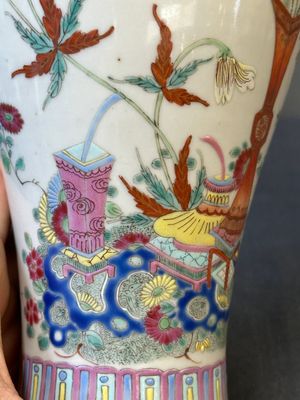 Een kleine Chinese famille rose vaas met negen perziken en een vaas met kostbaarheden, 19e eeuw — foto 13