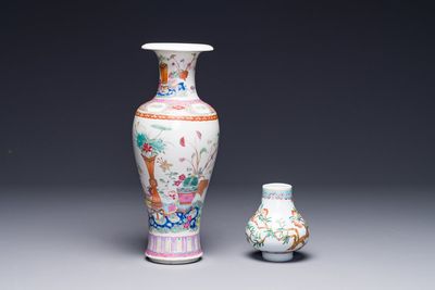 Een kleine Chinese famille rose vaas met negen perziken en een vaas met kostbaarheden, 19e eeuw