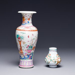 Een kleine Chinese famille rose vaas met negen perziken en een vaas met kostbaarheden, 19e eeuw — foto 1