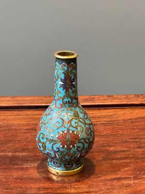 Een kleine Chinese flesvormige cloisonné vaas met lotusslingers, Qianlong merk en periode — foto 1