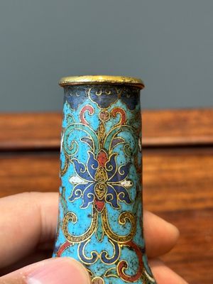 Een kleine Chinese flesvormige cloisonné vaas met lotusslingers, Qianlong merk en periode — foto 6