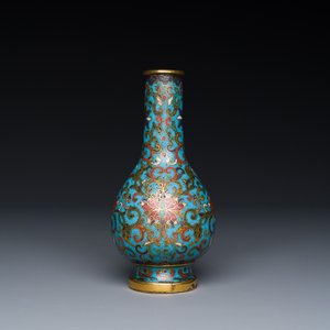 Een kleine Chinese flesvormige cloisonné vaas met lotusslingers, Qianlong merk en periode — foto 4