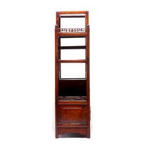 Een kleine Chinese gesculpteerd houten etagère met drakenpanelen, ca. 1900 — foto 3