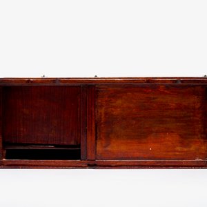 Een kleine Chinese gesculpteerd houten etagère met drakenpanelen, ca. 1900 — foto 7