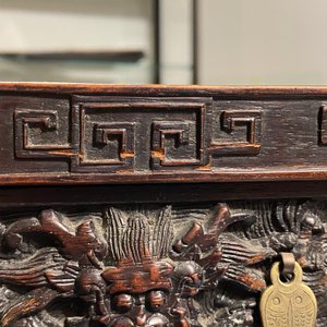 Een kleine Chinese gesculpteerd houten opbergkast met reliëfdecor van draken, Republiek — foto 13