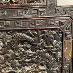 Een kleine Chinese gesculpteerd houten opbergkast met reliëfdecor van draken, Republiek — foto 18