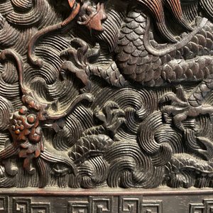 Een kleine Chinese gesculpteerd houten opbergkast met reliëfdecor van draken, Republiek — foto 24
