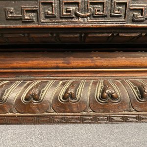Een kleine Chinese gesculpteerd houten opbergkast met reliëfdecor van draken, Republiek — foto 27