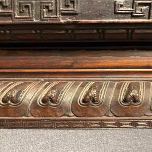 Een kleine Chinese gesculpteerd houten opbergkast met reliëfdecor van draken, Republiek — foto 28