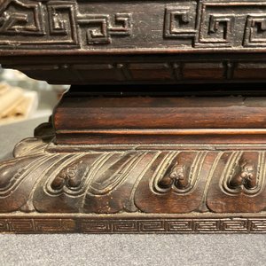 Een kleine Chinese gesculpteerd houten opbergkast met reliëfdecor van draken, Republiek — foto 29