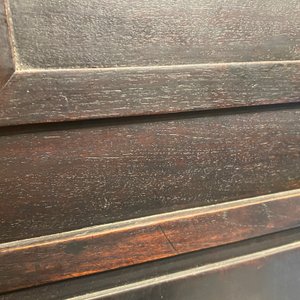 Een kleine Chinese gesculpteerd houten opbergkast met reliëfdecor van draken, Republiek — foto 59