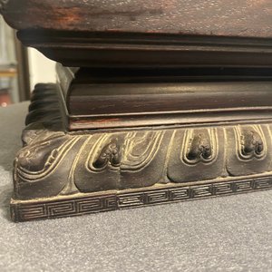 Een kleine Chinese gesculpteerd houten opbergkast met reliëfdecor van draken, Republiek — foto 66