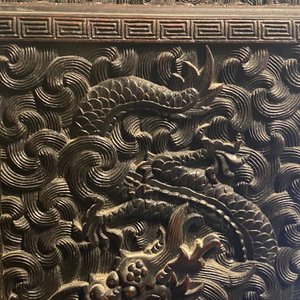 Een kleine Chinese gesculpteerd houten opbergkast met reliëfdecor van draken, Republiek — foto 74