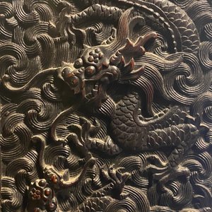 Een kleine Chinese gesculpteerd houten opbergkast met reliëfdecor van draken, Republiek — foto 76