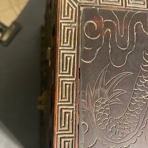 Een kleine Chinese gesculpteerd houten opbergkast met reliëfdecor van draken, Republiek — foto 82