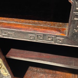 Een kleine Chinese gesculpteerd houten opbergkast met reliëfdecor van draken, Republiek — foto 95