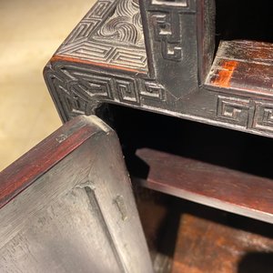 Een kleine Chinese gesculpteerd houten opbergkast met reliëfdecor van draken, Republiek — foto 98