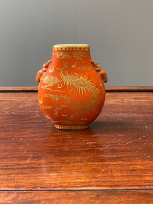 Een kleine Chinese 'hu' vaas met verguld decor van een draak en een feniks op een koraalrode fond, Qianlong merk, Qing — foto 1