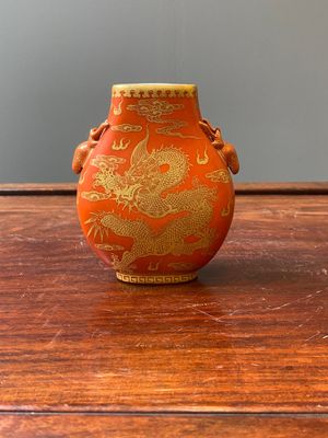 Een kleine Chinese 'hu' vaas met verguld decor van een draak en een feniks op een koraalrode fond, Qianlong merk, Qing — foto 3