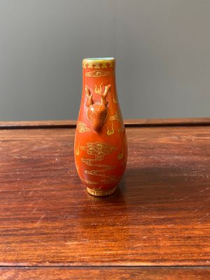 Een kleine Chinese 'hu' vaas met verguld decor van een draak en een feniks op een koraalrode fond, Qianlong merk, Qing — foto 4