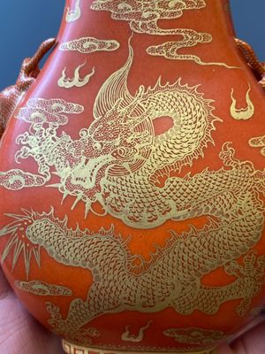 Een kleine Chinese 'hu' vaas met verguld decor van een draak en een feniks op een koraalrode fond, Qianlong merk, Qing — foto 8