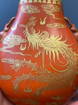 Een kleine Chinese 'hu' vaas met verguld decor van een draak en een feniks op een koraalrode fond, Qianlong merk, Qing — foto 10