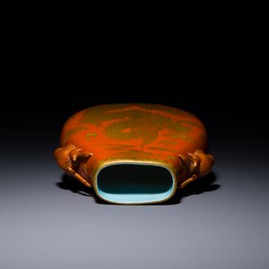 Een kleine Chinese 'hu' vaas met verguld decor van een draak en een feniks op een koraalrode fond, Qianlong merk, Qing — foto 5