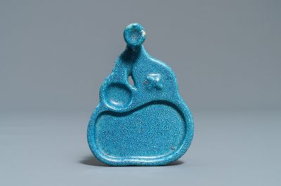Een kleine Chinese inksteen met 'robin's egg' glazuur in de vorm van een kalebas, Qianlong