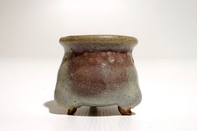 Een kleine Chinese junyao glazuur driepoot wierookbrander, mog. Ming