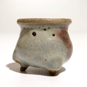 Een kleine Chinese junyao glazuur driepoot wierookbrander, mog. Ming — foto 2