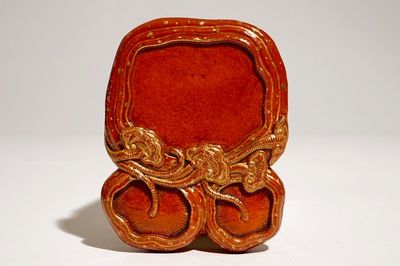 Een kleine Chinese koraalrood geglazuurde inktsteen, Qianlong merk, 19e eeuw